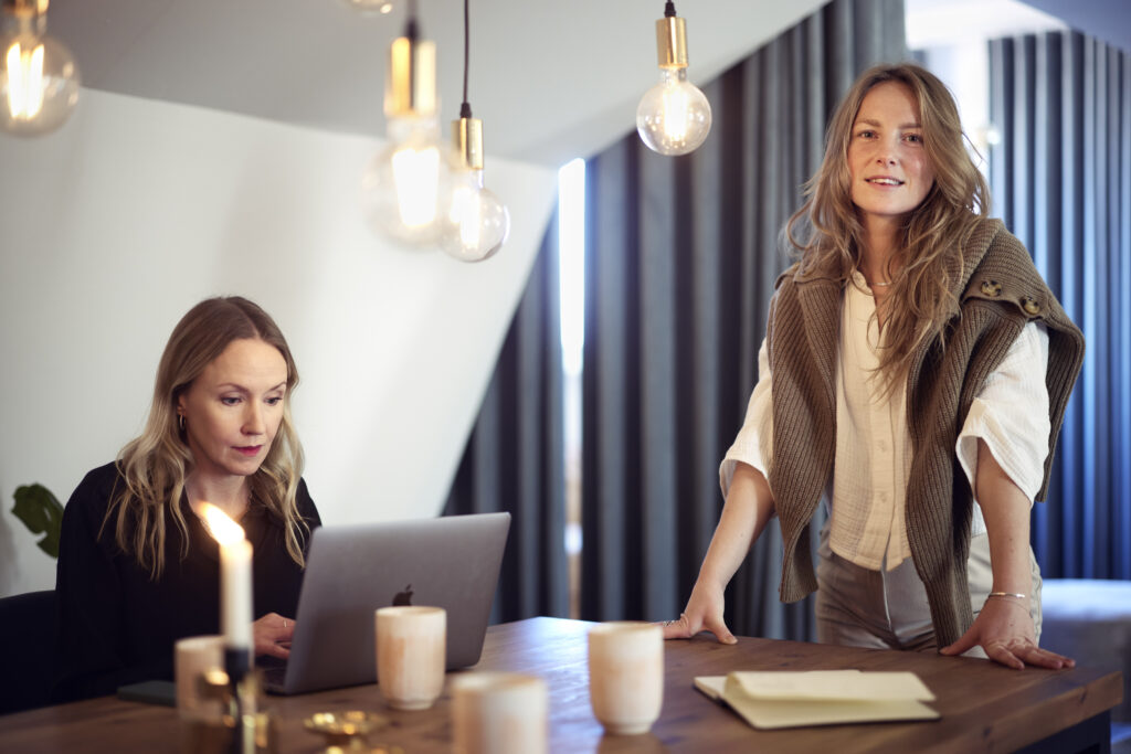 Mikaela och Malin jobbar med Google Ads på Adgrabber i Jönköping
